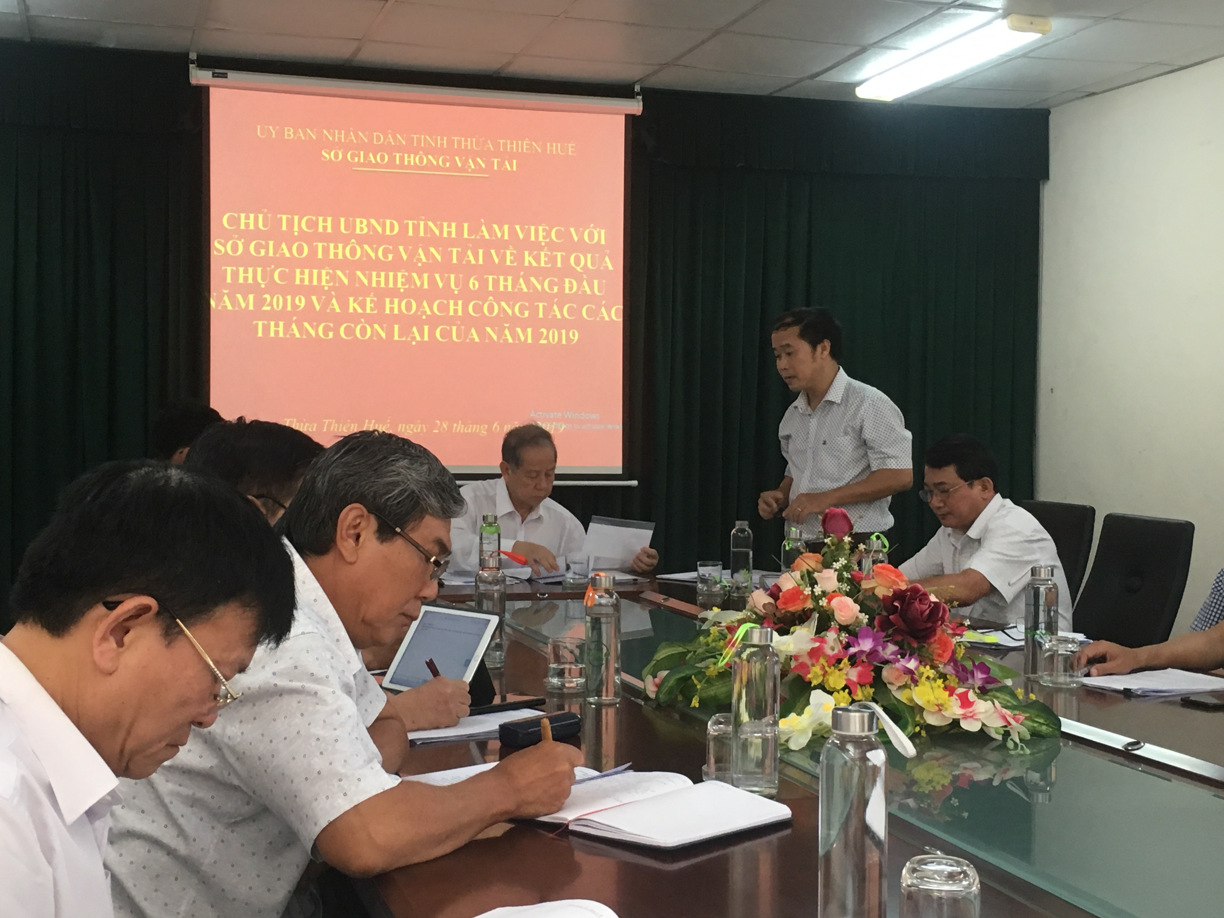 Đồng chí Lê Anh Tuấn - Giám đốc Sở thay mặt Lãnh đạo Sở trình bày báo cáo